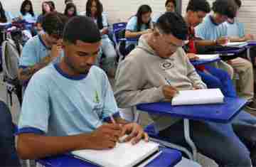  Renda e cor são determinantes para não concluir ensino médio no país 